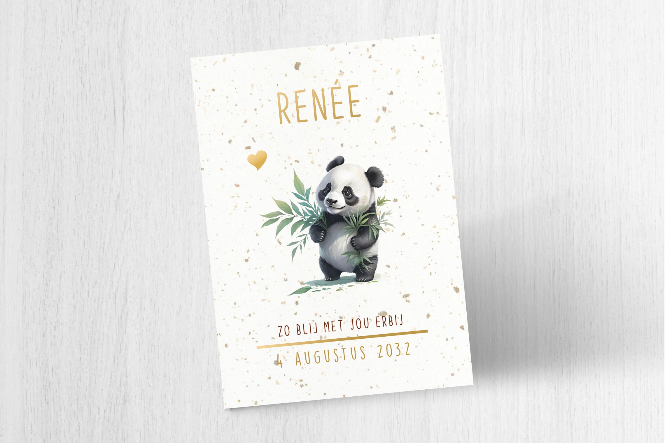 Kleine panda met blaadjes vast